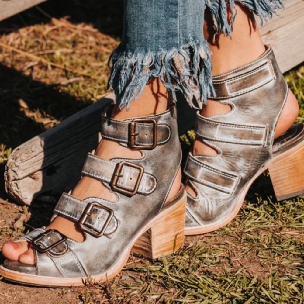New Freebird Quail Sandals Size 9 in Ice